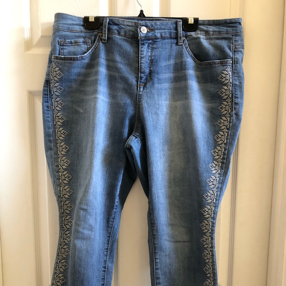 Vintage America Plus Size Embroided Jeans. Ankle.